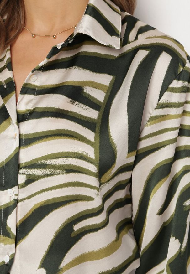 Born2be - Zielono-Beżowa Koszula z Satyny Zapinana na Guziki Hadeela. Okazja: na co dzień. Kolor: zielony. Materiał: satyna. Styl: casual