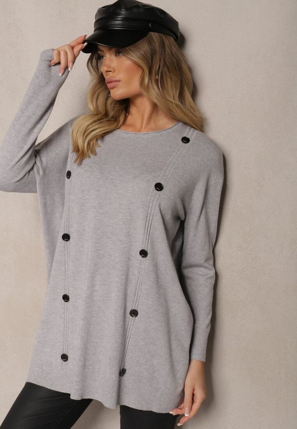 Renee - Szary Sweter Zimowy Ozdobiony Symetrycznie Guzikami Milabia. Okazja: na co dzień. Kolor: szary. Materiał: jeans. Wzór: aplikacja. Sezon: zima. Styl: klasyczny, casual