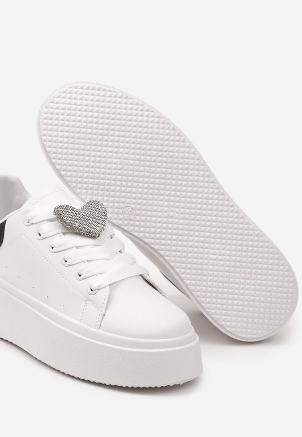 Renee - Biało-Czarne Wiązane Casualowe Sneakersy na Platformie z Cyrkoniami i Metalową Aplikacją Illita. Okazja: na co dzień. Nosek buta: okrągły. Kolor: biały. Materiał: materiał. Wzór: aplikacja. Obcas: na platformie. Wysokość obcasa: niski