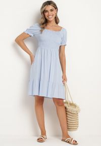 Born2be - Jasnoniebieska Sukienka z Bawełny z Elastycznym Dekoltem i Falbanką Loridia. Okazja: na co dzień. Kolor: niebieski. Materiał: bawełna. Długość rękawa: krótki rękaw. Typ sukienki: proste. Styl: wizytowy, klasyczny, casual, elegancki #6