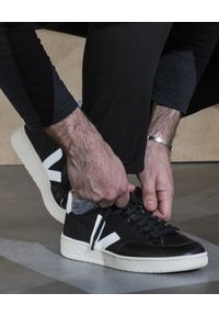 Veja - VEJA - Czarne sneakersy V-12. Okazja: na co dzień. Kolor: czarny. Materiał: tkanina, materiał, guma. Szerokość cholewki: normalna. Wzór: aplikacja #3