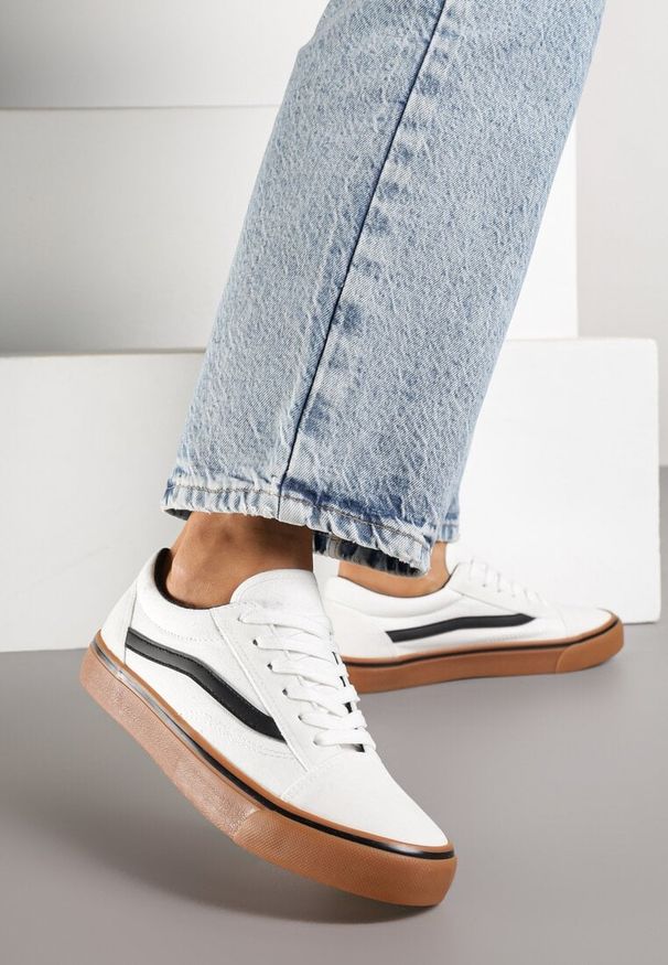 Born2be - Biało-Beżowe Tenisówki z Ozdobną Naszywką i Przeszyciami Buildoria. Okazja: na co dzień. Kolor: biały. Materiał: jeans. Szerokość cholewki: normalna. Wzór: aplikacja. Styl: klasyczny, sportowy, casual