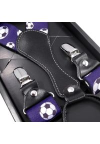 Modini - Fioletowe szelki męskie w piłki nożne SZ67. Kolor: fioletowy. Materiał: skóra, guma #1