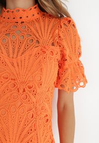 Born2be - Pomarańczowa Sukienka Adoneus. Typ kołnierza: kołnierz z falbankami. Kolor: pomarańczowy. Materiał: koronka. Wzór: koronka. Styl: klasyczny. Długość: midi #5