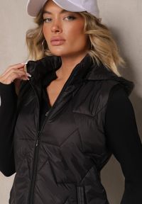 Renee - Czarna Pikowana Kamizelka z Odpinanym Kapturem Falidi. Okazja: na co dzień, na spacer. Typ kołnierza: kaptur. Kolor: czarny. Materiał: jeans. Styl: elegancki, casual #3