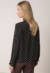 Born2be - Czarna Wiskozowa Koszula w Kropki ze Stójką z Ozdobnymi Falbanami Isamene. Okazja: na co dzień. Typ kołnierza: kołnierzyk stójkowy. Kolor: czarny. Materiał: wiskoza. Wzór: kropki. Styl: casual, klasyczny #7