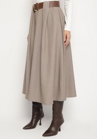 Born2be - Beżowa Rozkloszowana Spódnica z Wiskozą Zdobiona Paskiem z Klamrą Tinevia. Okazja: na co dzień, do pracy. Kolor: beżowy. Materiał: wiskoza. Wzór: aplikacja. Styl: casual, elegancki, klasyczny #1