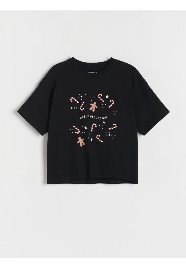 Reserved - Świąteczny t-shirt z nadrukiem - czarny. Kolor: czarny. Materiał: bawełna. Wzór: nadruk. Styl: wizytowy