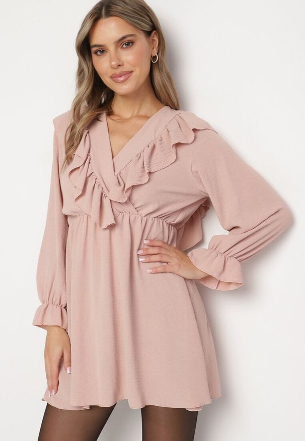 Born2be - Różowa Rozkloszowana Sukienka o Kopertowym Kroju z Falbankami Celonara. Okazja: na imprezę. Typ kołnierza: kołnierz z falbankami. Kolor: różowy. Typ sukienki: kopertowe. Styl: elegancki