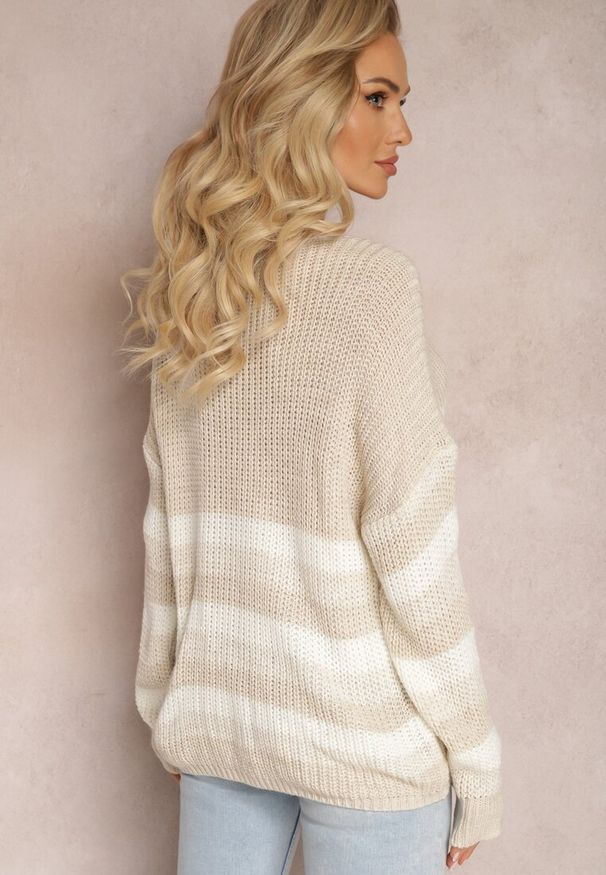 Renee - Beżowy Dzianinowy Sweter w Paski Hlenora. Kolor: beżowy. Materiał: dzianina. Wzór: paski