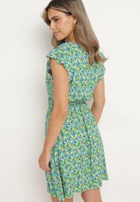 Born2be - Zielona Bawełniana Sukienka w Kwiaty z Gumką w Talii i Falbanką Dimllara. Okazja: na co dzień. Kolor: zielony. Materiał: bawełna. Wzór: kwiaty. Styl: elegancki, casual, klasyczny #5