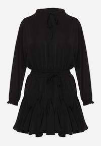 Renee - Czarna Sukienka z Wiskozą o Rozkloszowanym Kroju z Falbankami i Wiązaniem Meriianes. Okazja: na randkę. Typ kołnierza: kołnierz z falbankami. Kolor: czarny. Materiał: wiskoza. Styl: elegancki #3