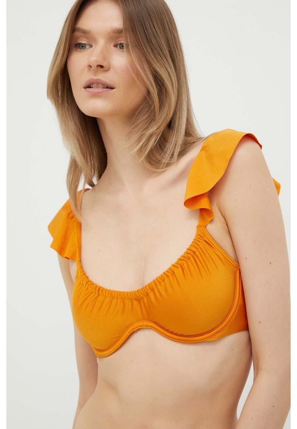 Abercrombie & Fitch biustonosz kąpielowy kolor pomarańczowy miękka miseczka. Kolor: pomarańczowy. Materiał: materiał