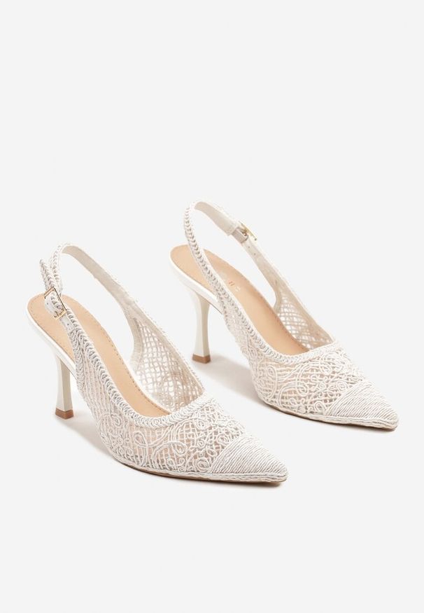 Renee - Białe Sandały na Szpilce Typu Slingback Ozdobione Siateczką Aranalia. Okazja: na co dzień. Zapięcie: sprzączka. Kolor: biały. Materiał: jeans. Wzór: aplikacja. Obcas: na szpilce. Styl: casual, elegancki
