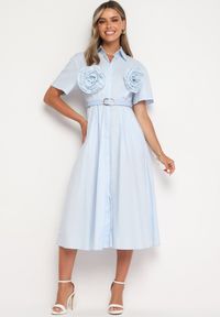 Born2be - Jasnoniebieska Bawełniana Sukienka o Koszulowym Kroju z Paskiem i Kwiatowymi Broszkami Zelnea. Okazja: na spotkanie biznesowe. Kolor: niebieski. Materiał: bawełna. Długość rękawa: krótki rękaw. Wzór: kwiaty. Typ sukienki: koszulowe. Styl: biznesowy, elegancki #2