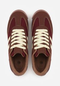 Renee - Brązowe Sneakersy Ozdobione Dwoma Paskami Lannatea. Okazja: na co dzień. Zapięcie: pasek. Kolor: brązowy. Wzór: aplikacja #6