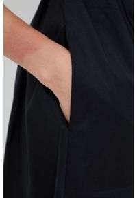 DKNY - Dkny sukienka kolor czarny midi rozkloszowana. Kolor: czarny. Materiał: tkanina. Długość rękawa: krótki rękaw. Typ sukienki: rozkloszowane. Długość: midi