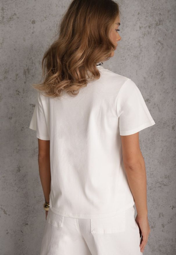 Renee - Biały T-shirt z Bawełny Ozdobiony Apaszką z Satyny Willow. Okazja: na co dzień. Kolor: biały. Materiał: satyna, bawełna. Długość rękawa: krótki rękaw. Długość: krótkie. Wzór: aplikacja. Styl: casual, elegancki