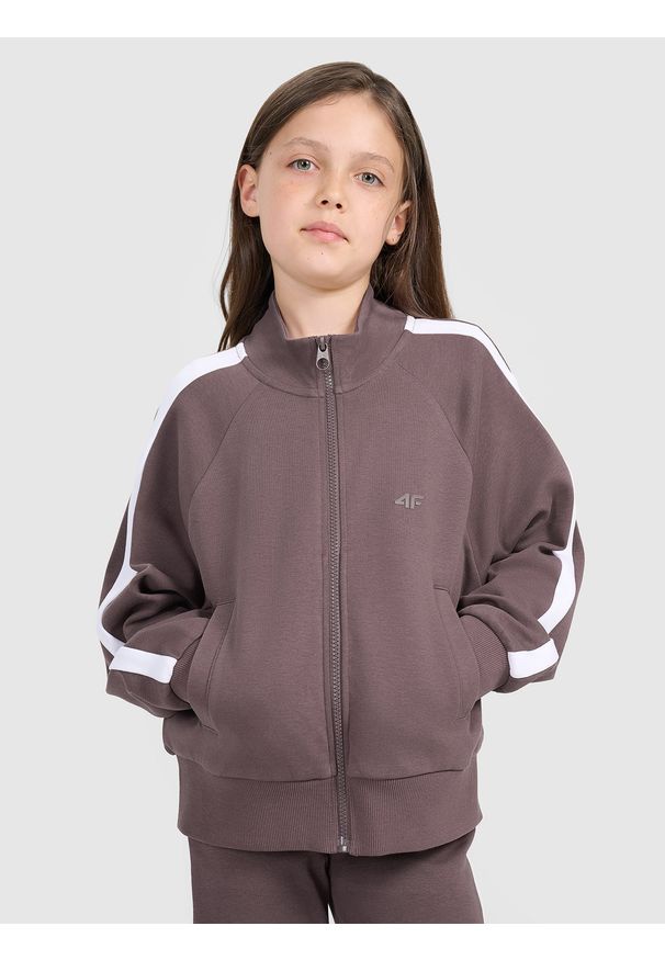 4f - 4F Bluza dresowa rozpinana bez kaptura dziewczęca - brązowa 122 (6-7 lat). Okazja: na co dzień. Typ kołnierza: bez kaptura. Kolor: fioletowy. Materiał: dresówka. Długość rękawa: raglanowy rękaw. Wzór: gładki, ze splotem. Sezon: lato. Styl: sportowy, casual, elegancki