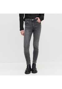 Reserved - Jeansy slim ze średnim stanem - Szary. Kolor: szary. Materiał: jeans #1