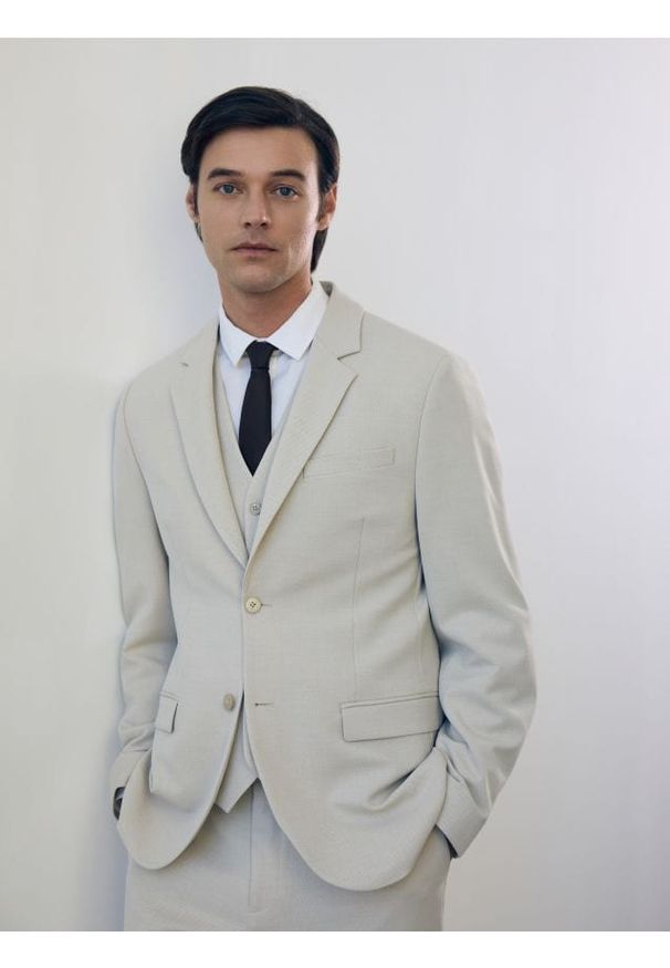 Reserved - Marynarka regular z dodatkiem wiskozy - beżowy. Kolor: beżowy. Materiał: wiskoza