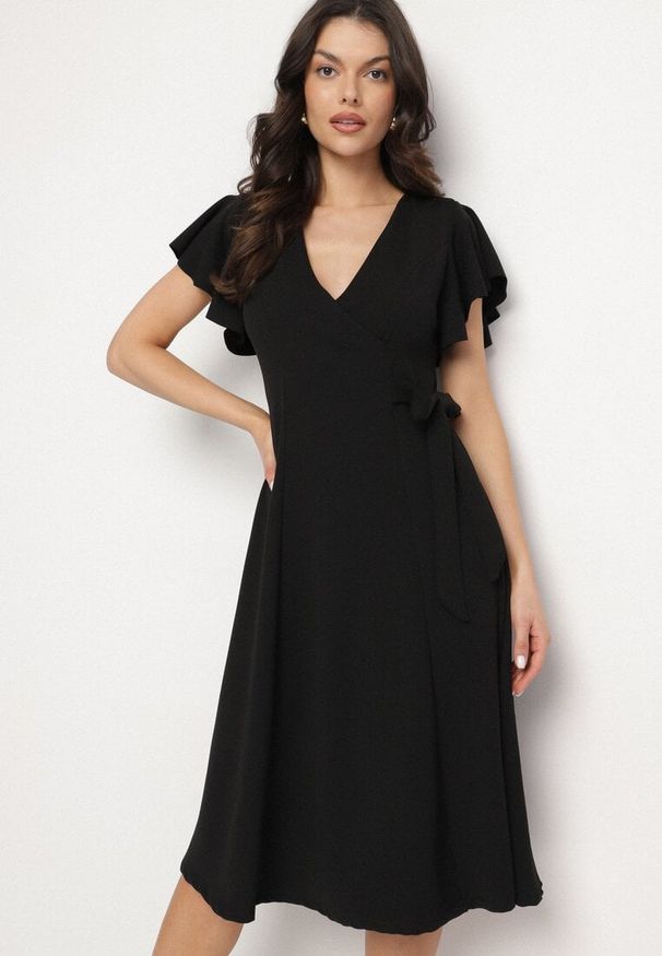 Born2be - Czarna Rozkloszowana Sukienka Kopertowa z Wiązaniem w Talii Dannila. Kolor: czarny. Wzór: aplikacja. Typ sukienki: kopertowe