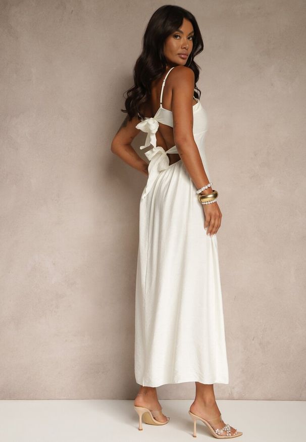 Renee - Biała Sukienka z Wiskozą o Rozkloszowanym Kroju Merelessa. Okazja: na co dzień. Typ kołnierza: dekolt w kształcie V. Kolor: biały. Materiał: wiskoza. Długość rękawa: na ramiączkach. Typ sukienki: proste, rozkloszowane. Styl: casual, elegancki