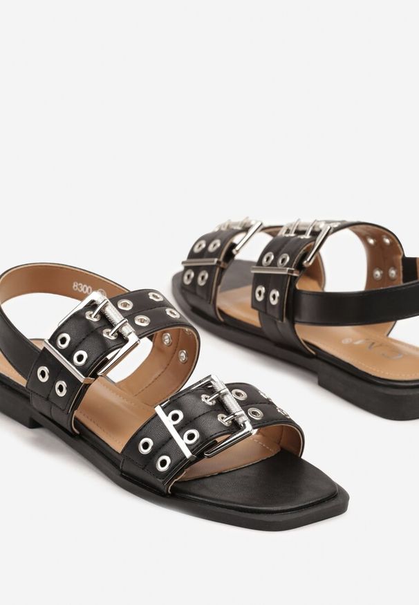 Renee - Czarne Sandały Zdobione Nitami i Sprzączkami w Rockowym Stylu Desaniela. Okazja: na co dzień. Zapięcie: sprzączka. Kolor: czarny. Materiał: len, skóra, jeans. Wzór: aplikacja. Obcas: na obcasie. Styl: rockowy. Wysokość obcasa: niski