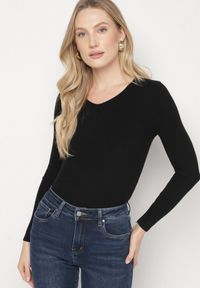Born2be - Czarny Dopasowany Sweter z Prążkowanej Dzianiny z Bawełną z Dekoltem w Serek Tesma. Okazja: na co dzień. Typ kołnierza: dekolt w serek. Kolor: czarny. Materiał: dzianina, bawełna, prążkowany. Długość rękawa: długi rękaw. Długość: długie. Styl: elegancki, casual