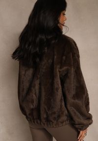 Renee - Brązowa Futrzana Kurtka Bomberka z Kieszeniami Tiwedela. Okazja: na co dzień. Kolor: brązowy. Materiał: futro. Styl: elegancki, casual, klasyczny #3