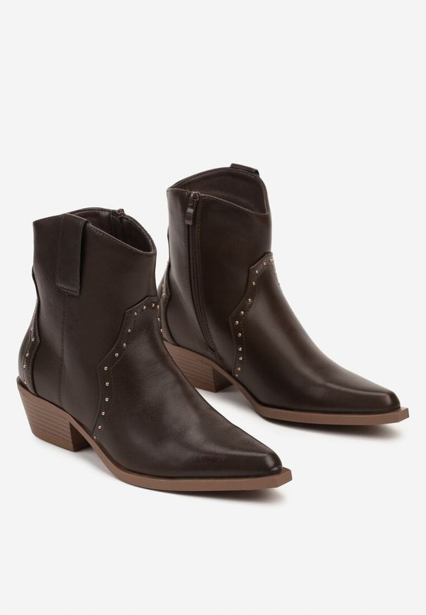 Born2be - Brązowe Botki Kowbojki z Ozdobnymi Nitami Mevasia. Kolor: brązowy. Obcas: na obcasie. Wysokość obcasa: średni