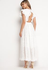 Born2be - Biała Bawełniana Sukienka Ozdobiona Haftem i Falbankami Przy Ramionach Celestis. Typ kołnierza: kołnierz z falbankami. Kolor: biały. Materiał: bawełna. Wzór: haft, aplikacja. Sezon: lato #7