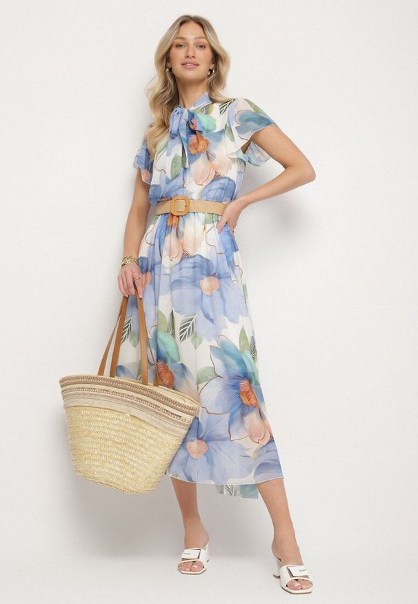 Born2be - Jasnoniebieska Sukienka o Rozkloszowanym Kroju z Wiązaniem przy Dekolcie i Paskiem Sorilina. Okazja: na co dzień. Kolor: niebieski. Długość rękawa: krótki rękaw. Wzór: kwiaty. Styl: casual, elegancki