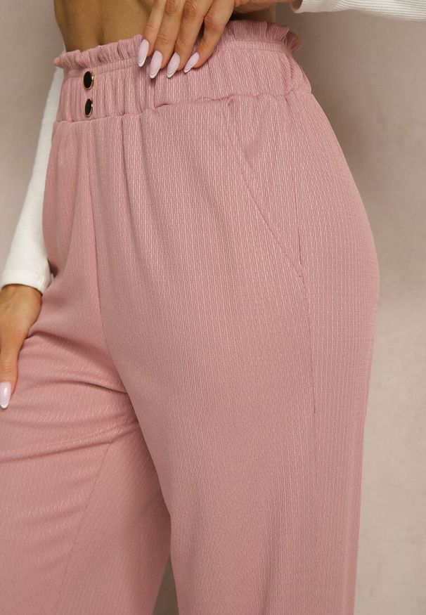 Renee - Różowe Spodnie High Waist o Fasonie Paper Bag z Gumką w Talii Lunalitia. Okazja: na co dzień. Stan: podwyższony. Kolor: różowy. Wzór: aplikacja. Styl: elegancki, casual