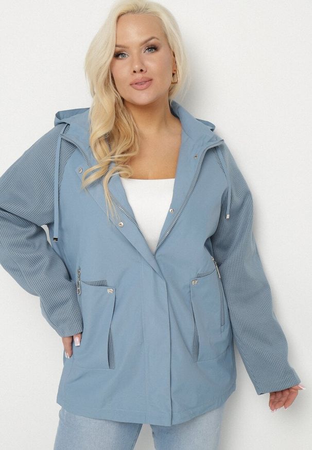 Born2be - Niebieska Kurtka Wiatrówka z Odpinanym Kapturem i Ściągaczami Arseli. Okazja: na co dzień. Kolekcja: plus size. Kolor: niebieski. Materiał: jeans, tkanina, poliester. Długość rękawa: długi rękaw. Długość: długie. Styl: casual, elegancki