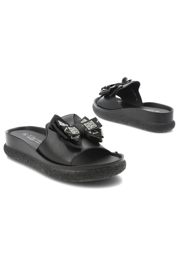 Klapki damskie S.Barski, cholewka ze skóry naturalnej licowej wsuwany fason szeroki pasek z przodu ozdobna kokarda, czarne, KV61-6061. Kolor: czarny. Materiał: skóra