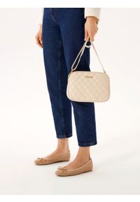 Kazar - Skórzana torebka na pasku zdobiona pikowaniem. Kolor: beżowy. Wzór: aplikacja. Materiał: skórzane. Styl: biznesowy, casual #5