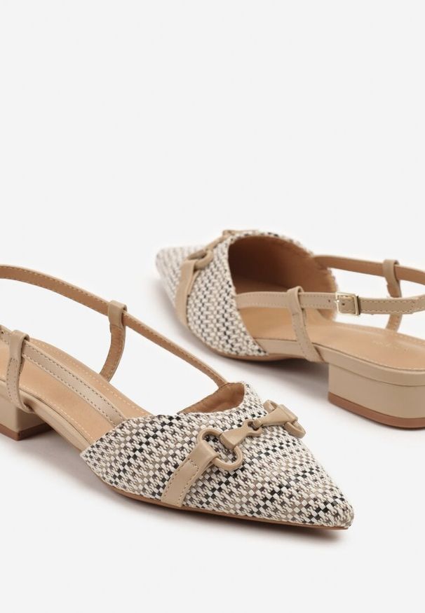 Renee - Ciemnobeżowe Sandały Vices Slingback Ozdobione Klamrą i Plecionką Nilasiela. Okazja: na co dzień. Zapięcie: klamry. Kolor: beżowy. Wzór: aplikacja. Obcas: na słupku. Styl: elegancki, casual