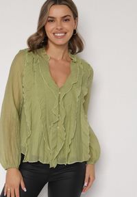 Born2be - Zielona Bluzka Koszulowa z Dekoltem w Serek Zdobiona Falbankami Nailiphis. Okazja: na co dzień, do pracy, na spotkanie biznesowe. Typ kołnierza: dekolt w serek, kołnierz z falbankami. Kolor: zielony. Materiał: jeans. Wzór: aplikacja. Styl: biznesowy, klasyczny, casual, elegancki #7