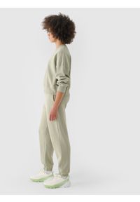 4f - 4F Spodnie dresowe joggery oversize damskie - oliwkowe XXL. Kolor: oliwkowy, brązowy, wielokolorowy. Materiał: dresówka. Wzór: gładki, ze splotem