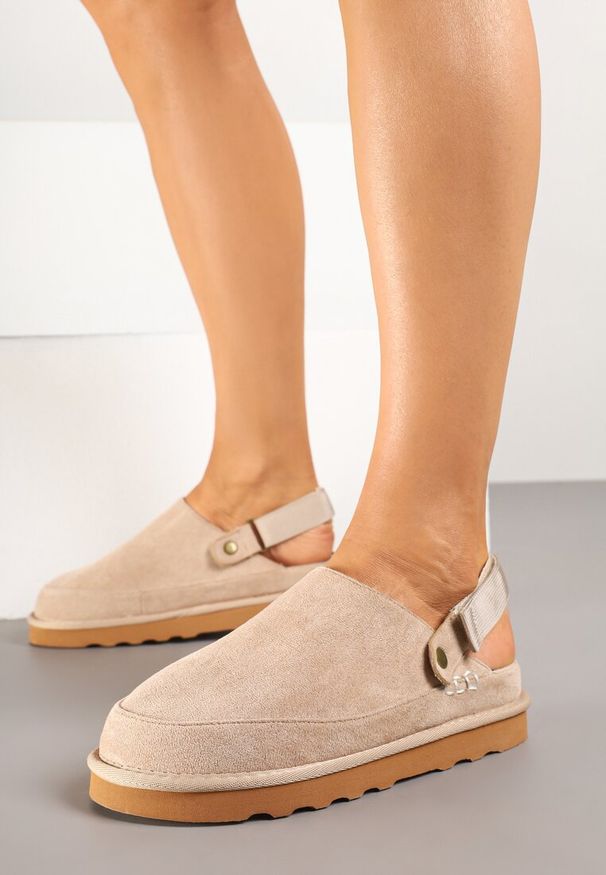 Renee - Beżowe Klapki w Stylu Chodaków z Paskiem Podtrzymującym Piętę Firgis. Okazja: na co dzień. Kolor: beżowy. Materiał: jeans. Obcas: na platformie. Styl: casual