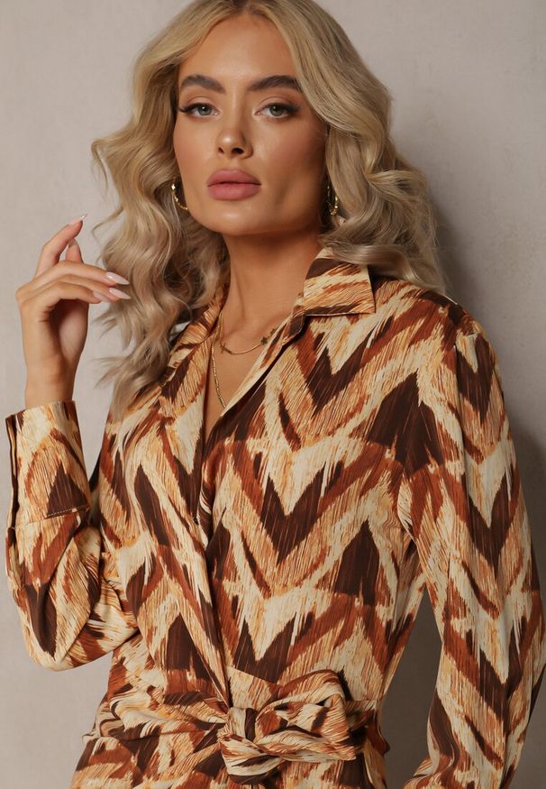 Renee - Beżowo-Brązowa Sukienka Kopertowa w Geometryczny Wzór Elavelle. Okazja: na imprezę, na co dzień. Kolor: beżowy. Materiał: materiał. Długość rękawa: długi rękaw. Wzór: geometria. Typ sukienki: kopertowe. Styl: casual, klasyczny