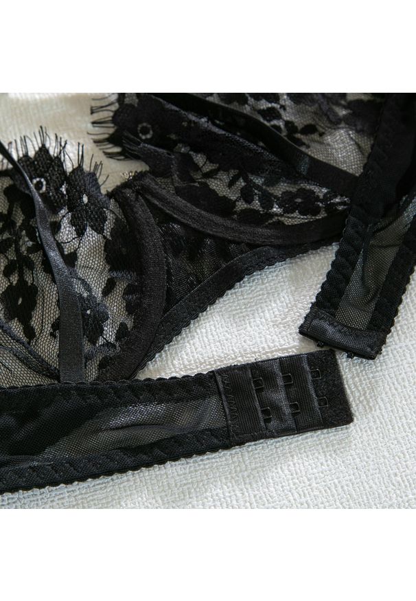 Intica - Komplet bielizny z łańcuszkiem na romantyczne wieczory Adrijana. Kolor: czarny. Materiał: materiał