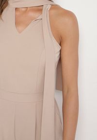 Born2be - Beżowy Kombinezon Bez Rękawów z Ozdobnym Wiązaniem i Szerokimi Nogawkami Silarine. Okazja: na co dzień. Kolor: beżowy. Materiał: jeans. Długość rękawa: bez rękawów. Styl: sportowy, klasyczny, casual, elegancki #5