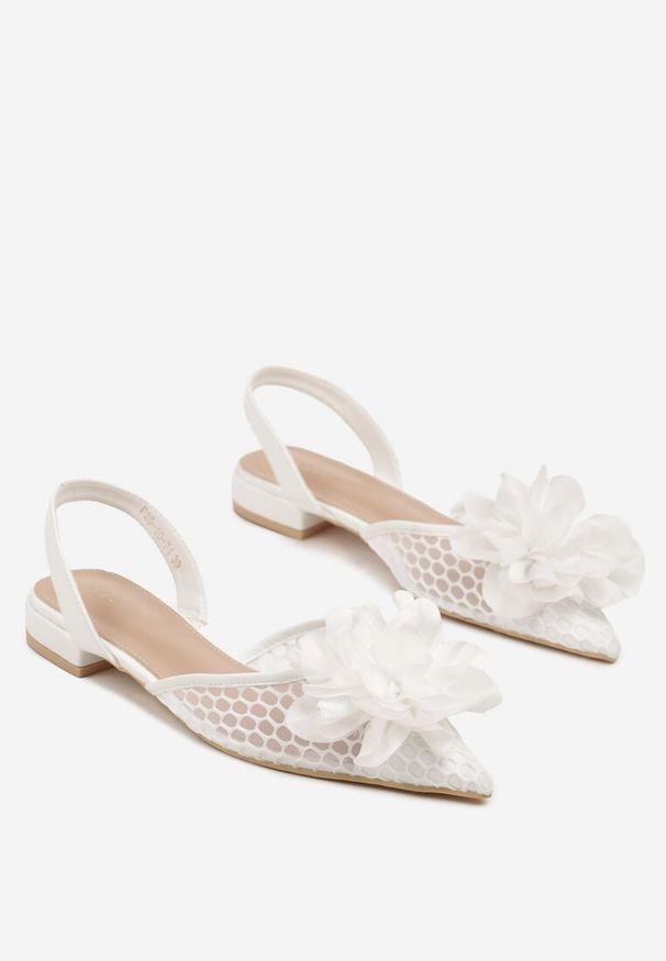 Renee - Białe Sandały Vices Slingback z Siateczkową Cholewką Ozdobione Kwiatem 3D Lilivora. Okazja: na co dzień. Zapięcie: sprzączka. Kolor: biały. Wzór: kwiaty, aplikacja. Sezon: lato. Styl: elegancki, klasyczny, casual