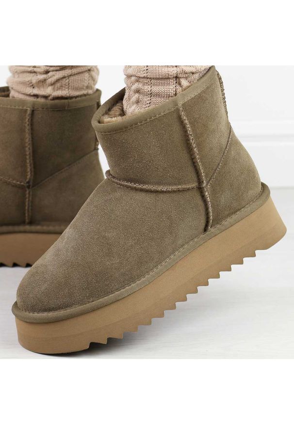 Ciepłe skórzane zimowe mukluki, eskimoski T.Sokolski 531 br. Okazja: na spacer, na co dzień. Nosek buta: okrągły. Kolor: brązowy. Materiał: zamsz, skóra. Szerokość cholewki: normalna. Sezon: zima. Obcas: na platformie. Styl: elegancki, casual, klasyczny