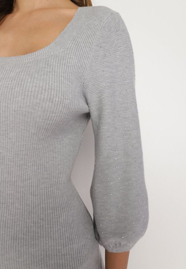 Born2be - Szary Sweter z Lekko Bufiastymi Rękawami o Długości 7/8 z Cyrkoniami Irissi. Okazja: na co dzień. Kolor: szary. Materiał: jeans, tkanina. Sezon: wiosna, jesień. Styl: casual, elegancki