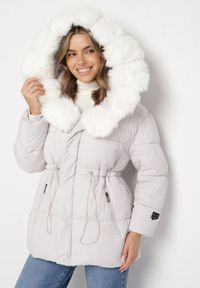 Born2be - Biała Kurtka z Pikowanymi Przeszyciami i Kapturem z Futerkiem Galiadia. Okazja: na co dzień, na spacer. Kolor: biały. Materiał: futro. Styl: klasyczny, casual, sportowy #1