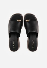 Renee - Czarne Klapki Japonki na Koturnie w Stylu Drewniaków Triaqueena. Kolor: czarny. Materiał: jeans, koronka. Wzór: aplikacja. Sezon: lato. Obcas: na koturnie #7