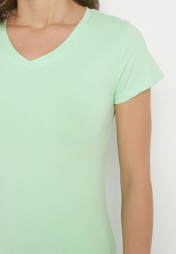 Born2be - Zielony Bawełniany T-shirt z Dekoltem w Serek Nusarisa. Okazja: na co dzień. Typ kołnierza: dekolt w serek. Kolor: zielony. Materiał: bawełna. Styl: casual